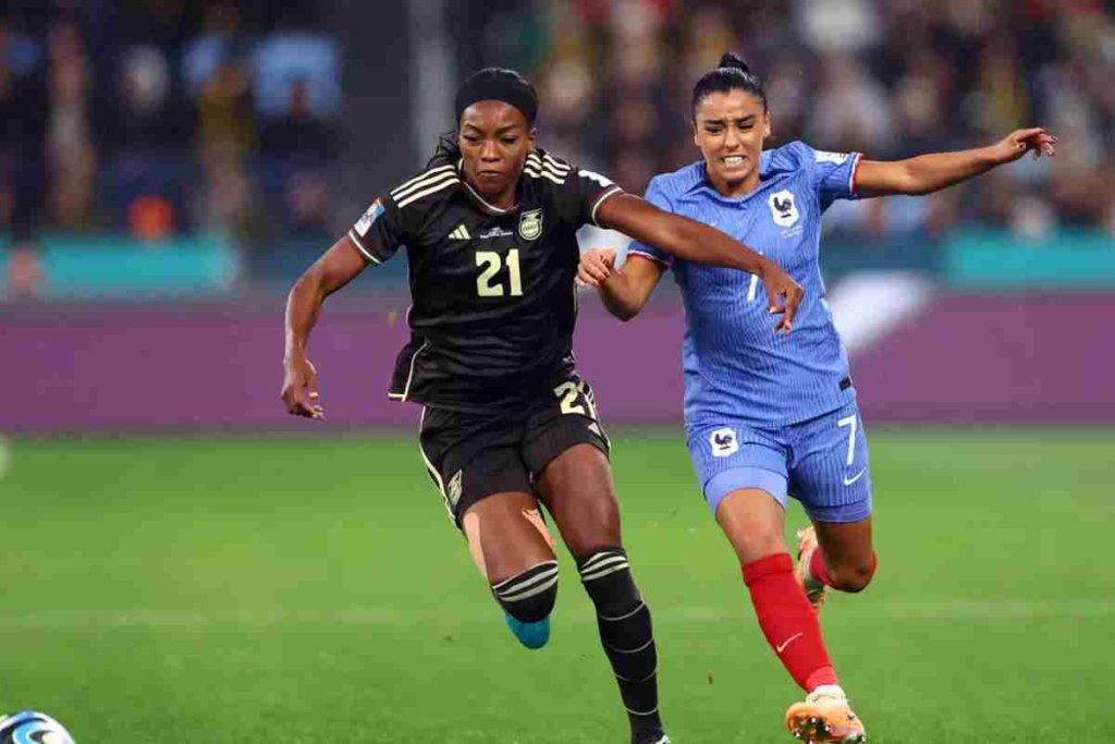 em que ano getúlio vargas proibiu o futebol feminino no brasil